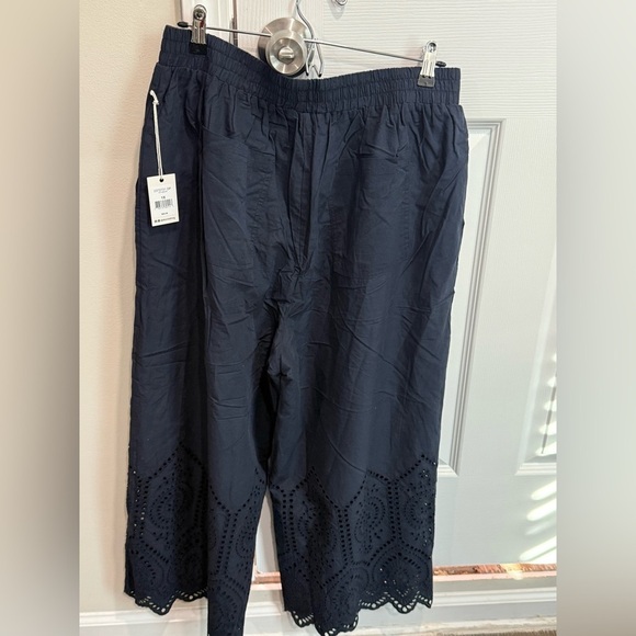 Dex
Plus Eyelet Lace Cropped Pull-On Pants in navy size XL - Picture 6 of 10